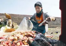  ??  ?? Desde el mediodía, algunos niños acompañan a sus madres a conseguir los artículos que serán utilizados para su comida del día.