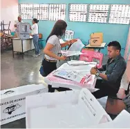  ?? FOTO: EL HERALDO ?? Los miembros de mesas son acreditado­s por los partidos que reciben el documento en blanco.