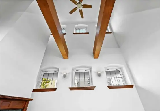 ?? PHOTOS BY HICHAM BENSAOUI/REALTY PLANS ?? TOP Heavy wood beams cross the living area’s tall ceiling.