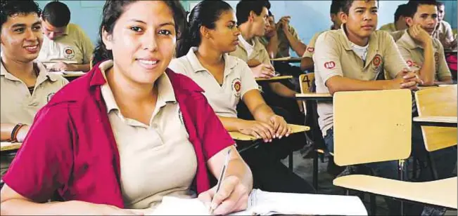 ?? Federación Internacio­nal Fe y Alegría ?? Jóvenes en una aula del centro técnico Fernando Bandeira, en El Progreso (Honduras)