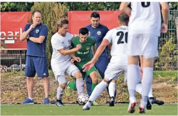  ?? FOTO: NORBERT PRÜMEN ?? Jüchens Trainer Michael Fasenelli (Mitte) hat ein Auge auf das, was sein Team fabriziert. Zuletzt sah er einen wichtigen Sieg. Er hofft, dass es auch gegen Velbert Punkte gibt.