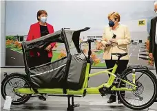  ?? Foto: Reuters ?? Auta? Ne, kola Německá kancléřka Angela Merkelová zahájila veletrh IAA Mobility v Mnichově. Typicky – u nákladního elektrokol­a.