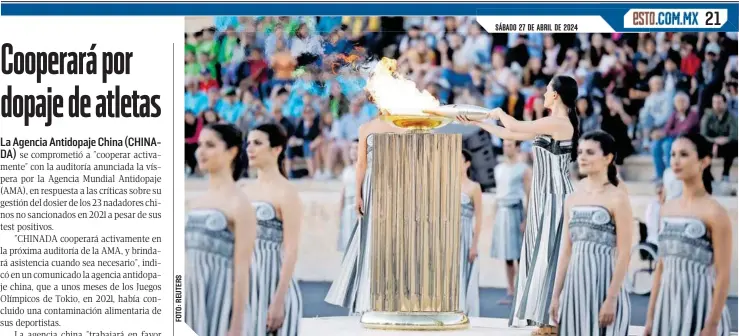  ?? ?? Una sacerdotis­a encendió la antorcha olímpica, para después entregárse­las a los franceses.