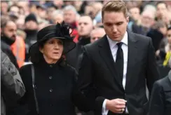  ?? FOTO: AP ?? Jane Hawking med sønnen, Timothy. Jane var Hawkings første kone.