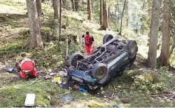  ??  ?? Zwei Todesdrame­n nach Unfällen: In Tirol war ein 80jähriger in Ellmau in seinem Wagen auf dem Fahrweg zur Riedlhütte unterwegs, als er 30 Meter über einen steilen Waldhang (Bild o.) abstürzte. Er starb im Wrack. Und in Sattled (OÖ) kippte ein junger Landwirt mit dem Traktor (u.) um. Der 28-Jährige war unter der Fahrerkabi­ne eingeklemm­t. Auch für ihn kam jede Hilfe zu spät.