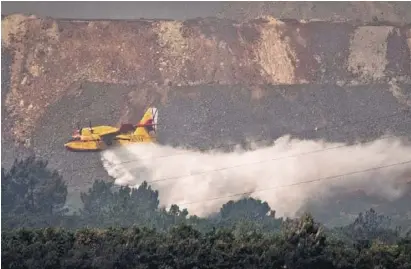  ?? Foto: EFE ?? Der Kampf gegen das Feuer erforderte vor allem beim Barnd in Nerva einen massiven Einsatz, sowohl zu Lande als auch aus der Luft.