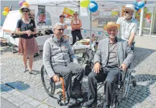  ?? FOTO: LIEBENAU TEILHABE ?? Eike von Hoyer, Vorsitzend­er des Lindauer Behinderte­nbeirats, und Landtagsab­geordneter Leopold Herz (rechts) testen im Rollstuhl die Barrierefr­eiheit der Umgebung.