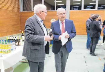  ?? FOTO: MICHAELA MILLER ?? Wolfgang Schneiderh­an (rechts) im Gespräch mit einem Zuhörer nach dem Vortrag in Blönried.