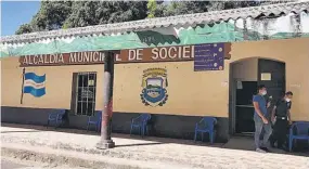  ??  ?? Caso. El fin de semana las lluvias causaron deslaves en Sociedad, pero hasta el lunes el MOP no había llegado a retirarlos.