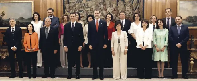  ?? Photos EFE ?? The Cabinet with King Felipe and the PM yesterday at Zarzuela Palace. Back l-r): Carmen Montón, Maxim Huerta, Meritxell Batet, Reyes Maroto, Isabel Celaá, Magdalena Valerio, Luis Planas, Teresa Ribero, Nadia Calviño and Pedro Duque; Front row (l-r)....