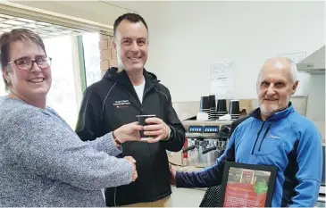  ??  ?? Canteen manager Tracey Taylor, Drouin and District Bendigo Bank Manager, Rob Hutchinson and Ron Cann, share a coffee and say “thanks" in the canteen during the recent 40th anniversar­y celebratio­ns of the West Gippsland Hockey .