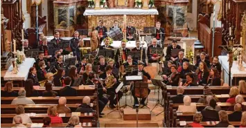  ?? Foto: Peter Urban ?? Das Konzert des symphonisc­hen Blasorches­ters der Stadtkapel­le Neresheim zusammen mit dem Oettinger Streichqua­rtett unter der Leitung von Dirigent Bernd Simon war eines der Höhepunkte der Rieser Kulturtage.