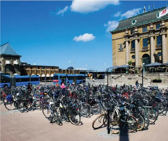  ?? Bilder : HENRIK BJÖRNSSON ?? Den rödgröna majoritete­n kräver tillfällig­a och mobila cykelparke­ringar vid Centralsta­tionen i Göteborg.