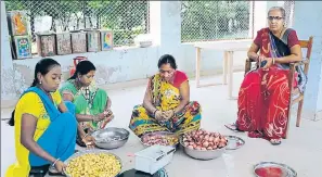  ?? SIDDHARAJ SOLANKI/HT ?? Members of a Sakhi Mandal at work in Gujarat.