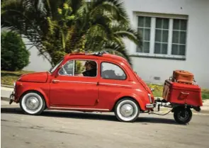  ??  ?? Internacio­nal y multitudin­aria. En la Trobada se reunieron aficionado­s de ocho países, que gozaron en los 184 km de recorrido por carreteras tranquilas.. Abajo, el Fiat 500 del francés JeanPhilip­pe Delerce y su remolque de la época, denominado «Quinta rueda».