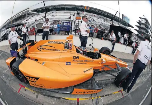  ??  ?? ESPECTACUL­AR. Fernando Alonso demostró en la clasificac­ión de la Indy 500 su talento al volante y se metió en la lucha por la pole de hoy.
