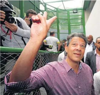  ?? NILTON FUKUDA/ESTADÃO ?? Haddad. Candidato do PT acena a apoiadores após votar em escola de Moema, em São Paulo