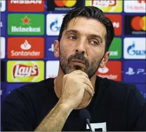  ??  ?? Gianluigi Buffon est capable de passer plusieurs minutes devant un tableau.