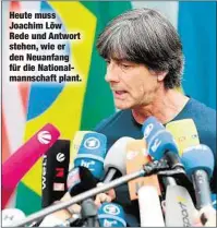  ??  ?? Heute muss Joachim Löw Rede und Antwort stehen, wie er den Neuanfang für die Nationalma­nnschaft plant.