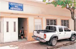  ??  ?? Condena. Diez años de internamie­nto recibió el menor por el ataque a los agentes, la cual cumplirá en el centro de menores de Tonacatepe­que.