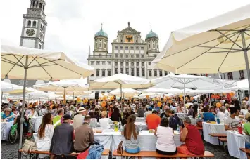  ?? Fotos: Silvio Wyszengrad ?? Die Friedensta­fel auf dem Rathauspla­tz bietet den Augsburger­n und Besuchern von auswärts die Möglichkei­t, neue Menschen ken nenzulerne­n, zusammen zu essen und gemeinsam den Frieden zu feiern.