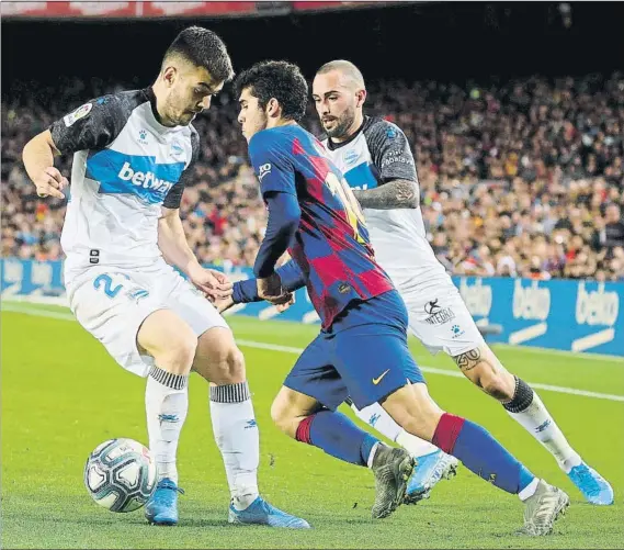  ?? FOTO: PEP MORATA ?? Duro calendario fuera de casa
Martín y Aleix Vidal intentan frenar a Aleña en la visita liguera de la primera vuelta del equipo albiazul al estadio culé