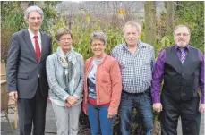  ?? FOTO: EDWIN HÜGLER ?? Das Bild zeigt von links Geschäftsf­ührer Wolfgang Palm und die neuen Rentner Angela Römer, Marga Mayer, Gerhard Wagenblast und Horst Siegel.