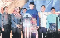  ?? — Gambar Bernama ?? PERASMIAN KARNIVAL: Najib (tengah) merasmikan Karnival Digital Langkawi 2017 di Pusat Pameran Antarabang­sa Mahsuri (MIEC), Langkawi, semalam.