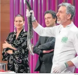  ?? RTVE ?? El chef gallego Pepe Solla con una de las lampreas de esta noche.