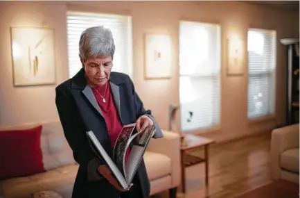  ?? Marie D. De Jesus photos / Houston Chronicle ?? Chaja Verveer, a Holocaust survivor, goes through the pages of a book titled “Taking Flight,” which contains 100 pages showcasing handcrafte­d butterflie­s by children and adults from all over the world.