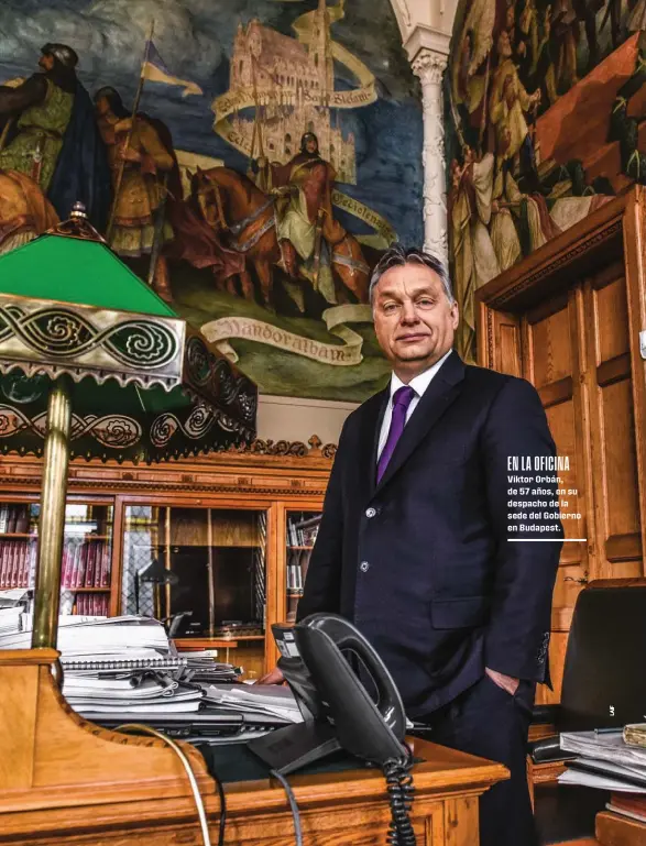  ??  ?? EN LA OFICINA Viktor Orbán, de 57 años, en su despacho de la sede del Gobierno en Budapest.