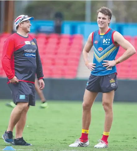  ?? Picture: JASON O'BRIEN ?? Suns coach Stuart Dew and Charlie Ballard share a lighter moment at training.