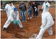  ?? GETTY ?? Sad task: A burial at Vila Formosa