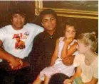  ??  ?? Oscar’s mate’s dad Rima Arapai meets his idol, Muhammad Ali.