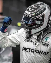  ??  ?? Bottas comemora a pole position no GP Brasil, em Interlagos