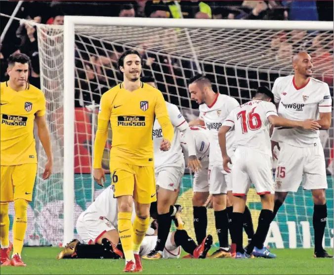  ??  ?? GOL. El Sevilla se puso por delante en el marcador casi al inicio del choque con un tanto de Escudero.