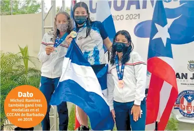  ??  ?? DESTACADA. Michell Ramírez junto a las puertorriq­ueñas en el podio de los 400 metros libres.