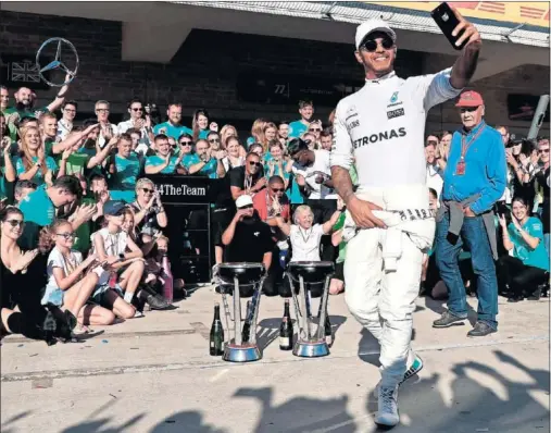  ??  ?? NUEVE VICTORIAS. En el Circuito de Las Américas, Lewis Hamilton consiguió su novena victoria de la temporada con el Mercedes W08.