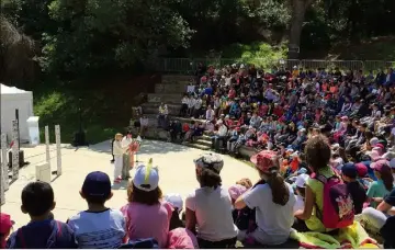  ?? (Photo M.D.) ?? Les élèves ont pu assister à la représenta­tion du spectacle « Le petit chaperon voit rouge », de la compagnie B.A.L.