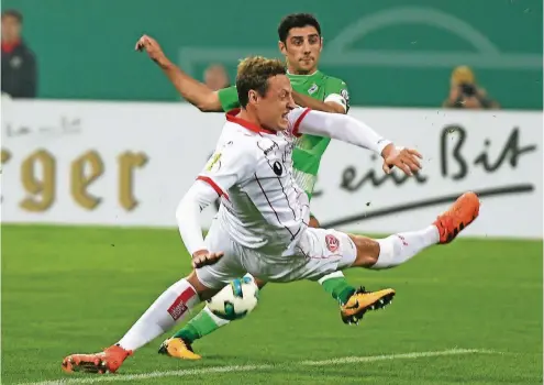  ??  ?? Robin Bormuth war gegen Mönchengla­dbach stets zur Stelle. Hier blockt er den Schuss von Kapitän Lars Stindl.