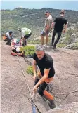  ?? FOTO: FEUERWEHR ?? Die verletzte Frau musste 200 Meter abgeseilt werden.