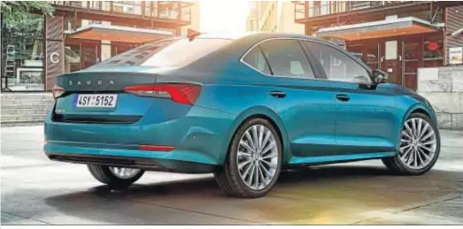  ??  ?? El Skoda Octavia de 2020 mantiene su carácter funcional pero ofrece ahora un diseño mucho más emocional, con una línea de techo con mayor caída.