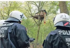  ?? FOTO: DPA ?? Zwei Polizisten stehen vor einem Baumhaus im Hambacher Forst.