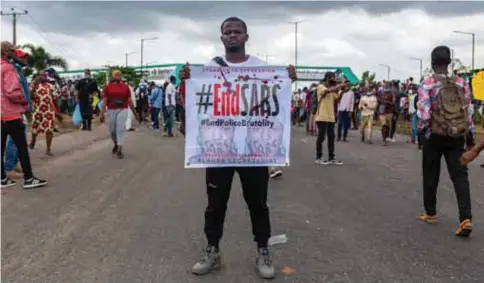  ?? © afp ?? Het nationale protest in Nigeria startte begin oktober, nadat het Special AntiRobber­y Squad
of Sars-team weer een ongewapend­e jongere had neergescho­ten.