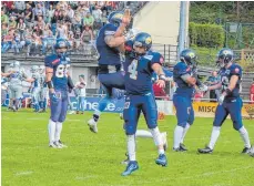  ?? FOTO: TIMO OTTO ?? Wollen auch im Heimspiel gegen die Heilbronn Salt Miners wieder mindestens einen Touchdown bejubeln: Michael van Deripe und Jordan Burdue von Biberach Beavers.