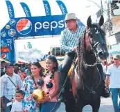  ??  ?? Modelos robaron las miradas de los asistentes. Adrenaline Rush Carnaval Party fue la sensación del carnaval. Los asistentes aprovechar­on para tomarse fotos con los caballos.