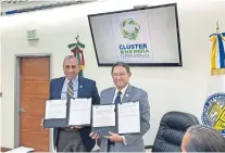  ?? ?? el Rector de la UACJ (izq.) y el presidente del clúster de energía de chihuahua muestran el acuerdo signado