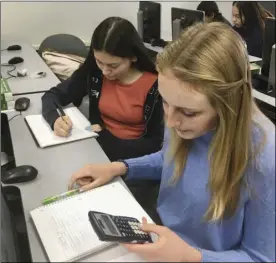  ?? PHOTO ANA BUSTAMANTE ?? Daniela Treviño (left) and Taylor Tucker (right) study together for their geometry test during their advisory period.