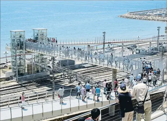  ?? XAVI JURIO ?? Conectados. Tarragona cuenta desde ayer con un nuevo acceso peatonal que salva las vías del tren y acerca la ciudad al mar