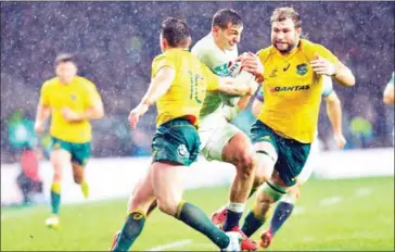  ?? OLLY GREENWOOD/AFP ?? England’s wing Jonny May (centre) breaks through the tackle of Australia’s fly-half Bernard Foley (left) and Australia’s Ben McCalman on the way to scoring his try during the internatio­nal rugby union test match between England and Australia at...